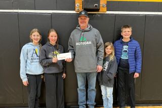 Justin Landis presents donation to Moody County 4-Hers