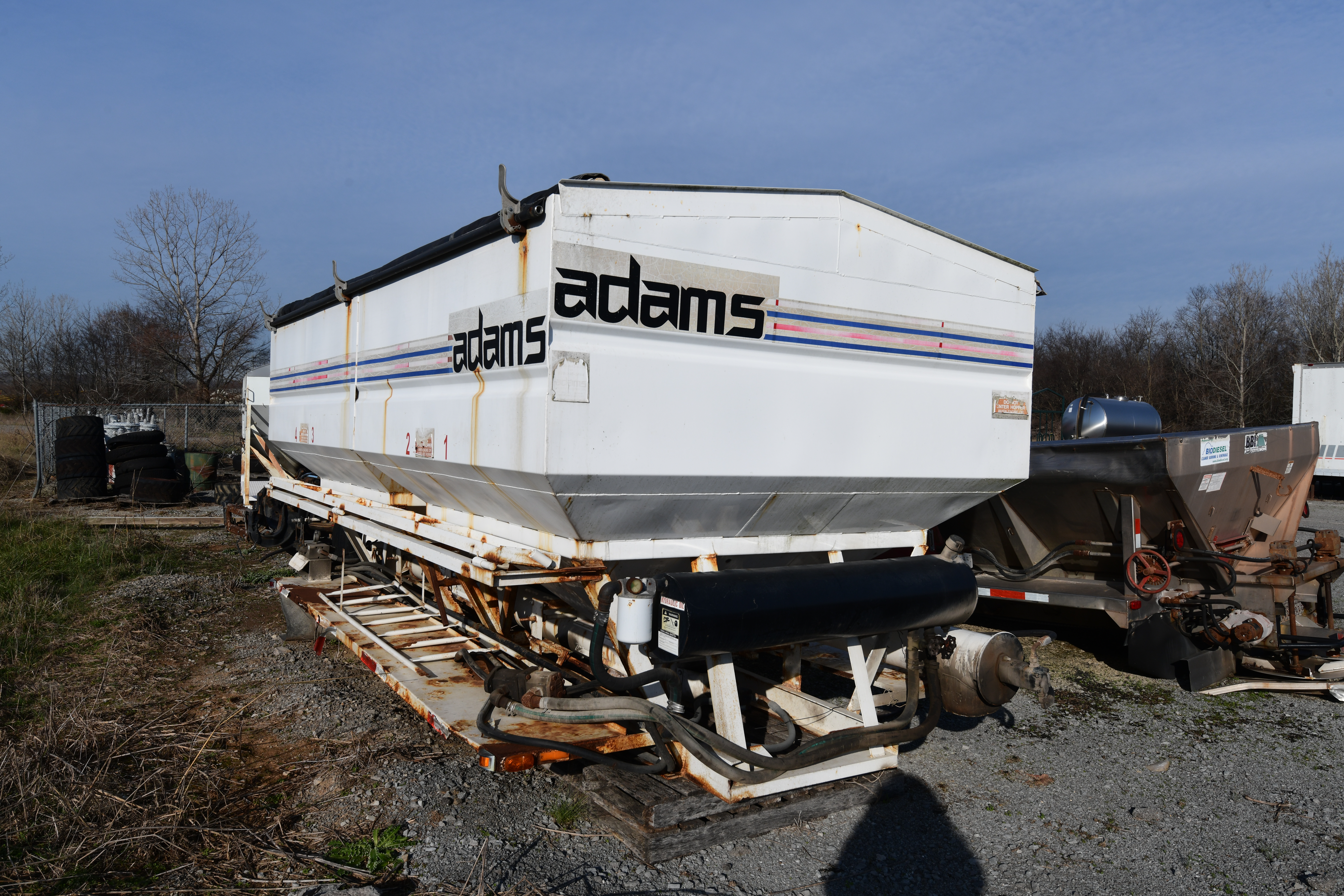 Adams 4 Compartment Tender, Side Discharge Photo