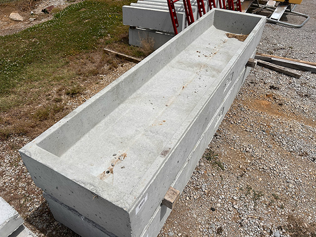 Neat Feed and Water Troughs